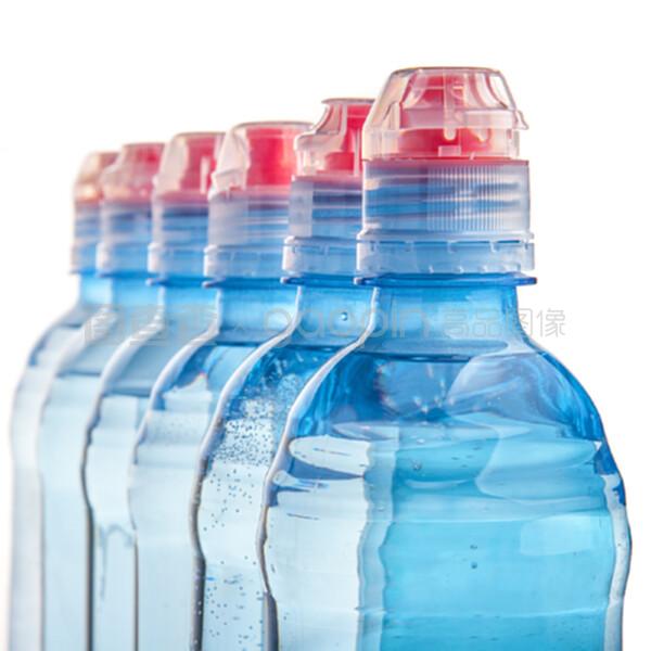 白色隔离的塑料瓶饮用水